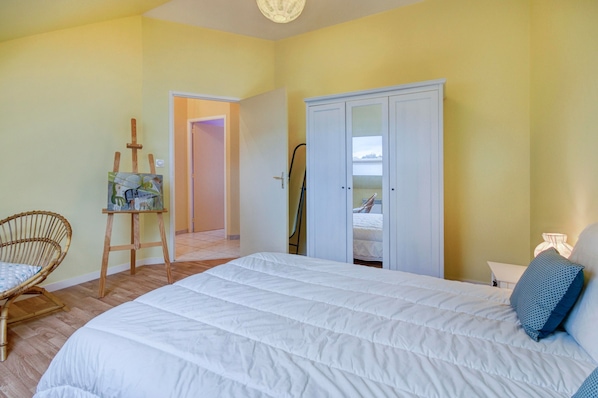 3 bedrooms, iron/ironing board, free WiFi, bed sheets