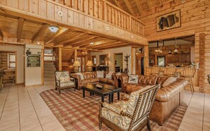 TV, fireplace, DVD player, table football - Pop A Bear - Golf Course Views and hot tub (Gatlinburg)