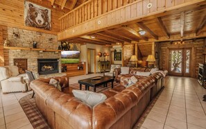 TV, fireplace, DVD player, table football - Pop A Bear - Golf Course Views and hot tub (Gatlinburg)