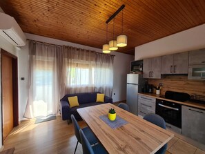 Une cuisine moderne équipée d’un réfrigérateur, d’un four à micro-ondes et d’une cuisinière.