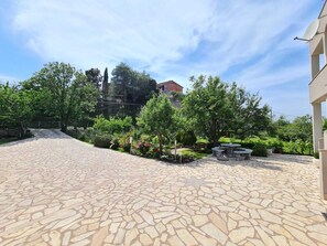 تناول الطعام بالخارج