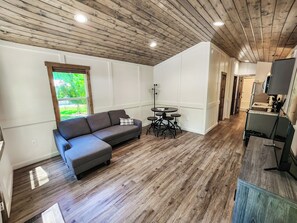 TV - Tiny House Glamping Retreat- 670+ Acres Private Property on Lake Guntersville (Guntersville)