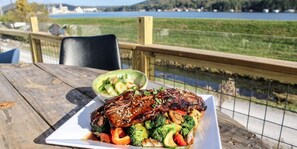 Outdoor dining - Tiny House Glamping Retreat- 670+ Acres Private Property on Lake Guntersville (Guntersville)