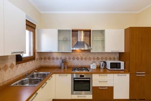 House | Private kitchen | Fridge, microwave, oven, stovetop