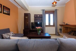 Ferienhaus | Wohnbereich | 30-Zoll-Fernseher mit Digitalempfang, Kamin