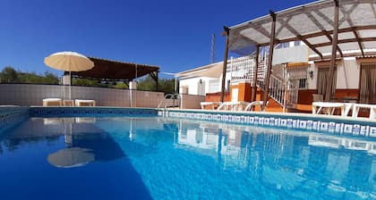  Huge Accessible Group Villa ,Chlorine Free Pool Jacuzzi,Games area,Cinema Room 