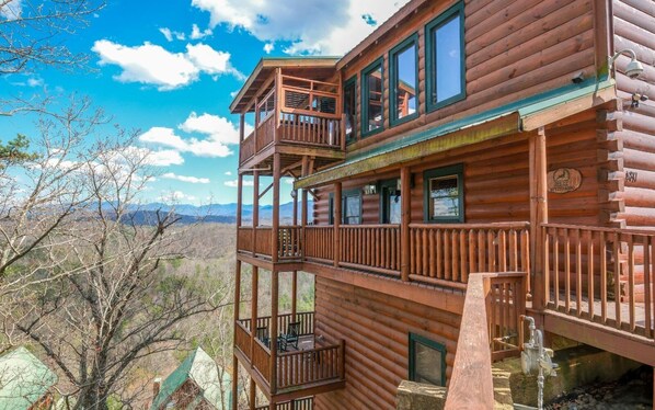 Exterior - Deer Leap - Pet Friendly, Mountain Views, Air Hockey, Poker, Theater (Pigeon Forge)