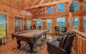 Games room - Deer Leap - Pet Friendly, Mountain Views, Air Hockey, Poker, Theater (Pigeon Forge)