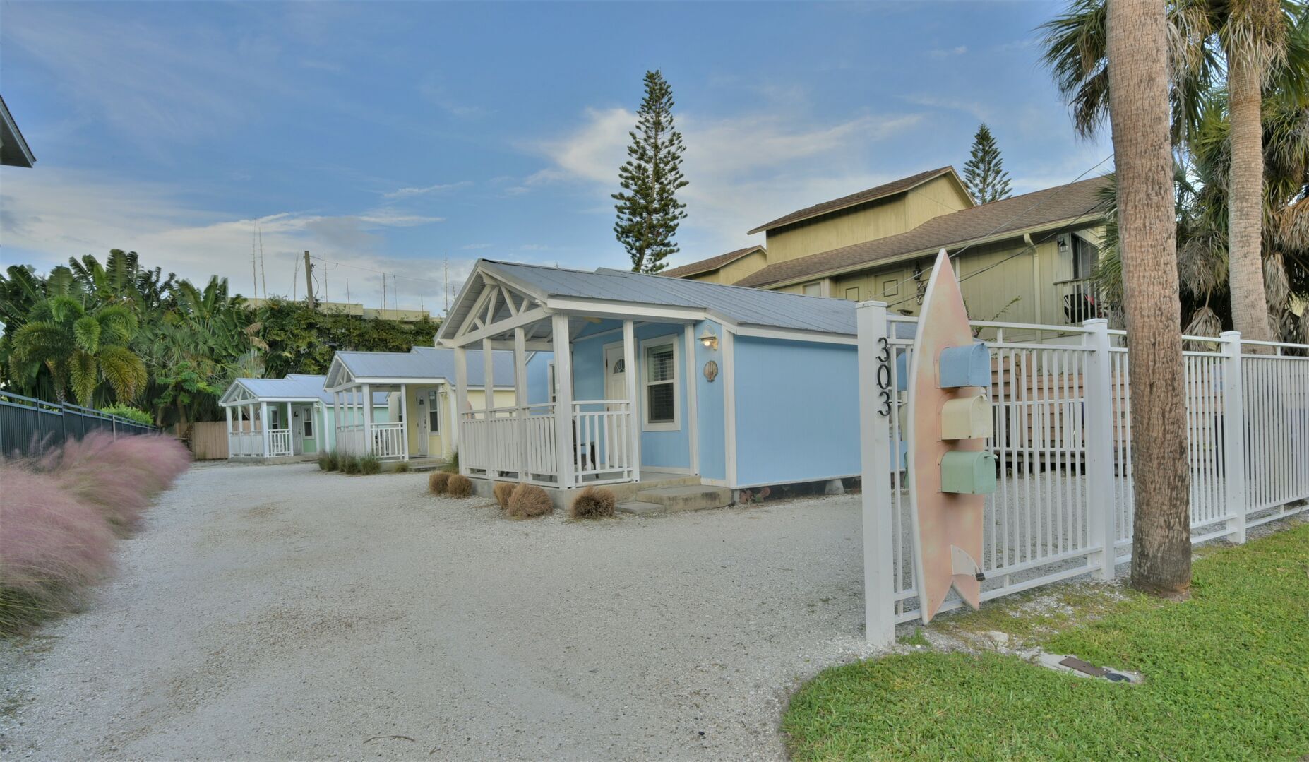 Siesta Beach Cottage, Sleeps 6, Easy Walk to the Beach, Stores, & Restaurants. Amazing Location!