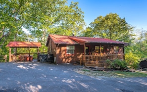 Exterior - Traveler's Rest - Hot tub, pool table, and arcade games! (Pigeon Forge)