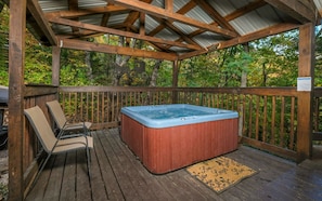 Outdoor spa tub - Traveler's Rest - Hot tub, pool table, and arcade games! (Pigeon Forge)