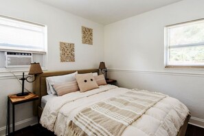 2 slaapkamers, een bureau, een strijkplank/strijkijzer, wifi