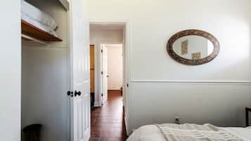2 bedrooms, desk, iron/ironing board, WiFi