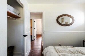 2 habitaciones, escritorio, tabla de planchar con plancha y wifi