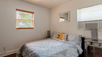 2 bedrooms, desk, iron/ironing board, WiFi