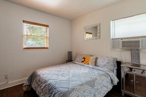 2 bedrooms, desk, iron/ironing board, WiFi