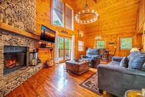 Fernseher, Kamin, DVD-Player