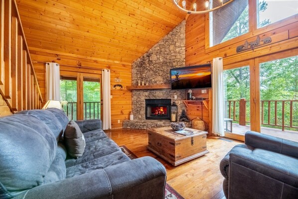 TV, fireplace, DVD player - Knotty and Nice - S'mores by the Firepit (Sevierville)