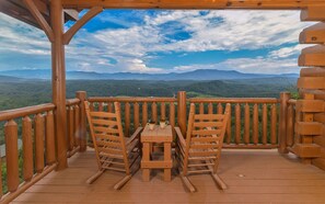 Outdoor dining - Legacy Views and A Theater - Mountain Views & More (Sevierville)