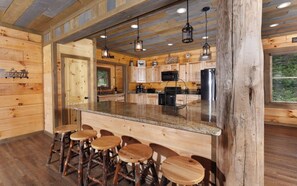 Fridge, microwave, oven, stovetop - Frequent Wildlife Sightings + Easy Drive to the Smoky Mountain National Park! -Big Bear Views Lodge (Gatlinburg)