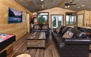 TV, fireplace, video games, DVD player - Frequent Wildlife Sightings + Easy Drive to the Smoky Mountain National Park! -Big Bear Views Lodge (Gatlinburg)