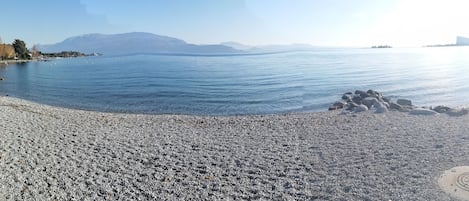 بالقرب من الشاطئ، كراسي للتشمس