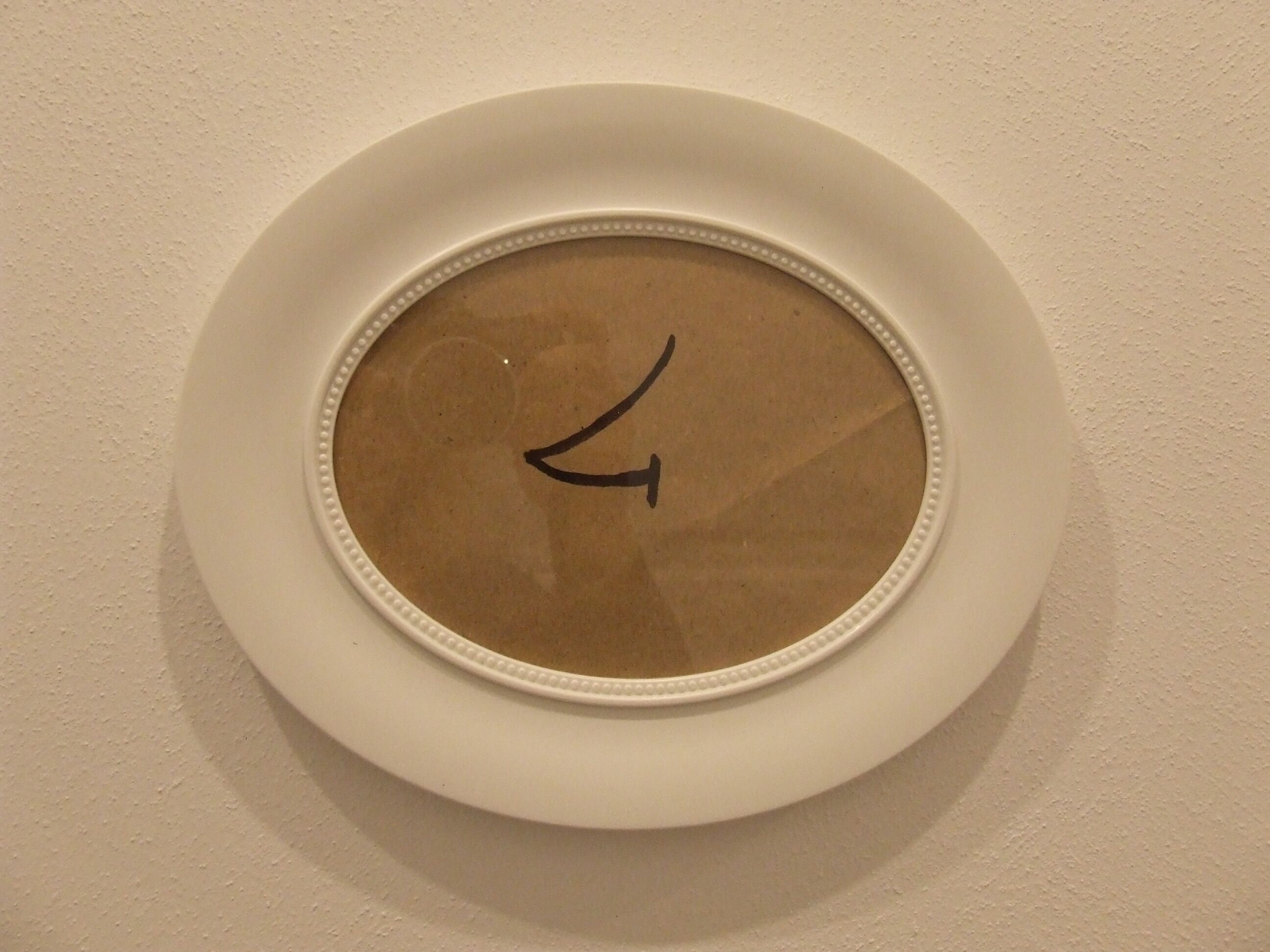 Een minimalistisch ontworpen wandklok.