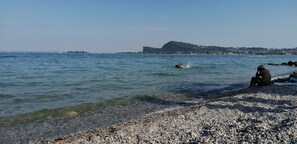Beach nearby, sun-loungers - B&B Summer Solstice.Intimate, surrounded by greenery. CIN:IT017171C1ARRG5CEF (San Felice del Benaco)