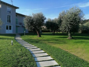 Property grounds - B&B Summer Solstice.Intimate, surrounded by greenery. CIN:IT017171C1ARRG5CEF (San Felice del Benaco)