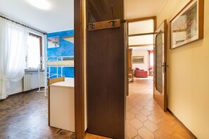 2 bedrooms, desk, iron/ironing board, WiFi