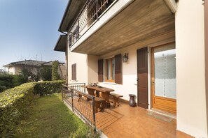 Outdoor dining - Casa Carla-with garden, next to old town and lake (Garda)