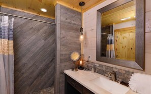 Combined shower/bathtub, towels - Point of Grace - Private Indoor Pool, hot tub, theater room, game room, mountain views, & more! (Pigeon Forge)