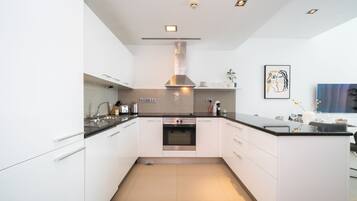 Căn hộ trung tâm thành phố | Bếp riêng | Tủ lạnh, lò vi sóng, bếp nấu, dụng cụ pha cà phê/trà