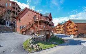 Exterior - Jennie's Cove - Your Own Indoor Pool & Theater! (Sevierville)