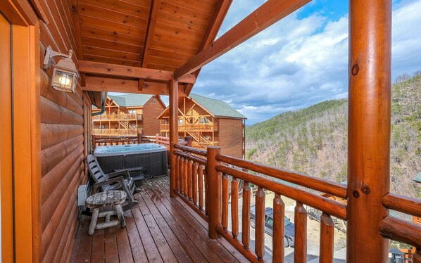 Outdoor spa tub - Jennie's Cove - Your Own Indoor Pool & Theater! (Sevierville)