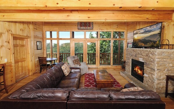 Een televisie, een open haard, een dvd-speler en tafelvoetbal