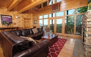 Een televisie, een open haard, een dvd-speler en tafelvoetbal