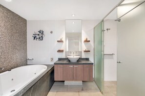 Badewanne, Haartrockner, Handtücher