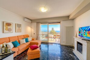 Smart TV, fireplace
