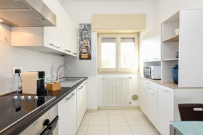 Kühlschrank, Mikrowelle, Ofen, Geschirrspüler