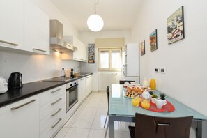 Kühlschrank, Mikrowelle, Ofen, Geschirrspüler