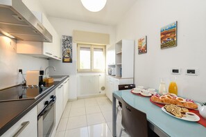 Réfrigérateur, micro-ondes, four, lave-vaisselle