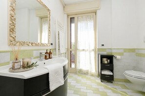 Regadera, amenidades de baño gratuitas, secadora de cabello, toallas 