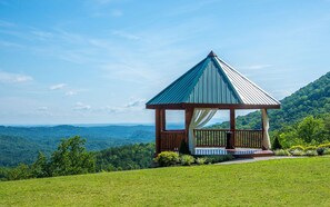 Property grounds - Like a Comet - Relaxing Mountain Views & Hot Tub (Sevierville)