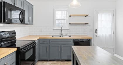 Entire home*Walking distance to Fort Campbell, KY