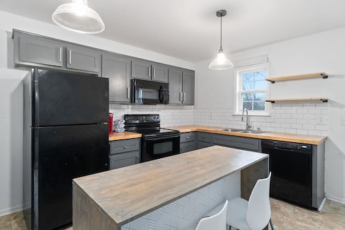 Entire home*Walking distance to Fort Campbell, KY