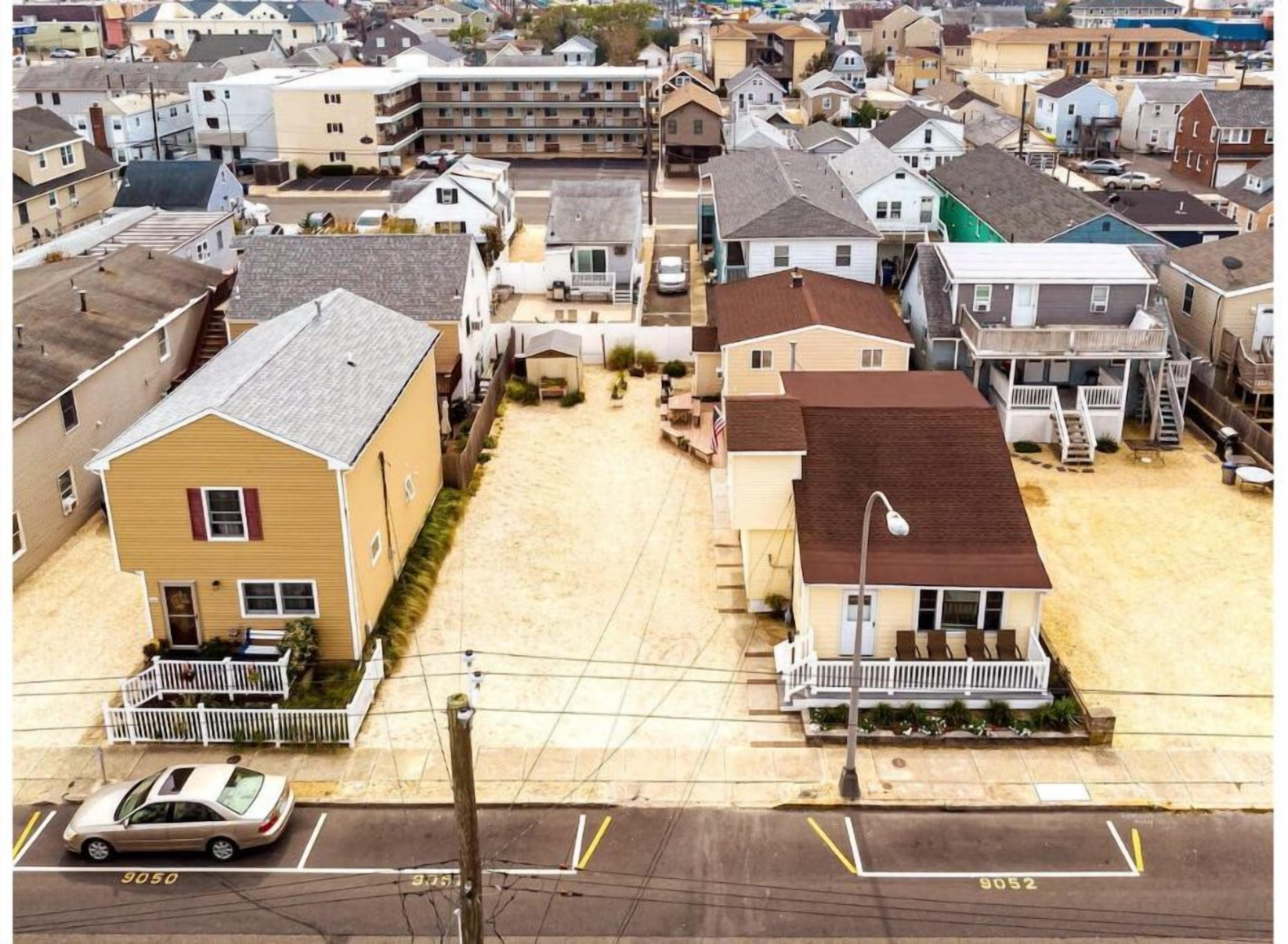 Un quartier résidentiel avec des maisons, un parking et une rue.