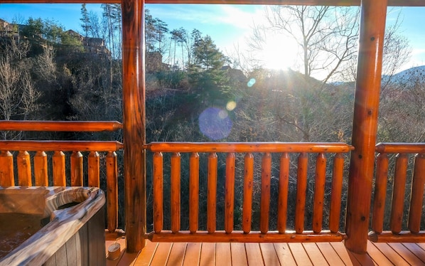 Outdoor spa tub - Charlie Brown's Cabin・Hot Tub・Game Room・Community Pool + Mini Golf (Sevierville)