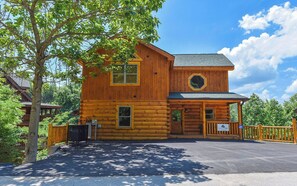 Exterior - Charlie Brown's Cabin - Steamy Hot Tub, Speedy Wi-Fi, Fun Loft Game Room (Sevierville)