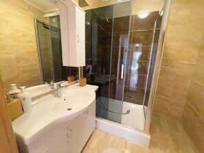 Douche, serviettes fournies